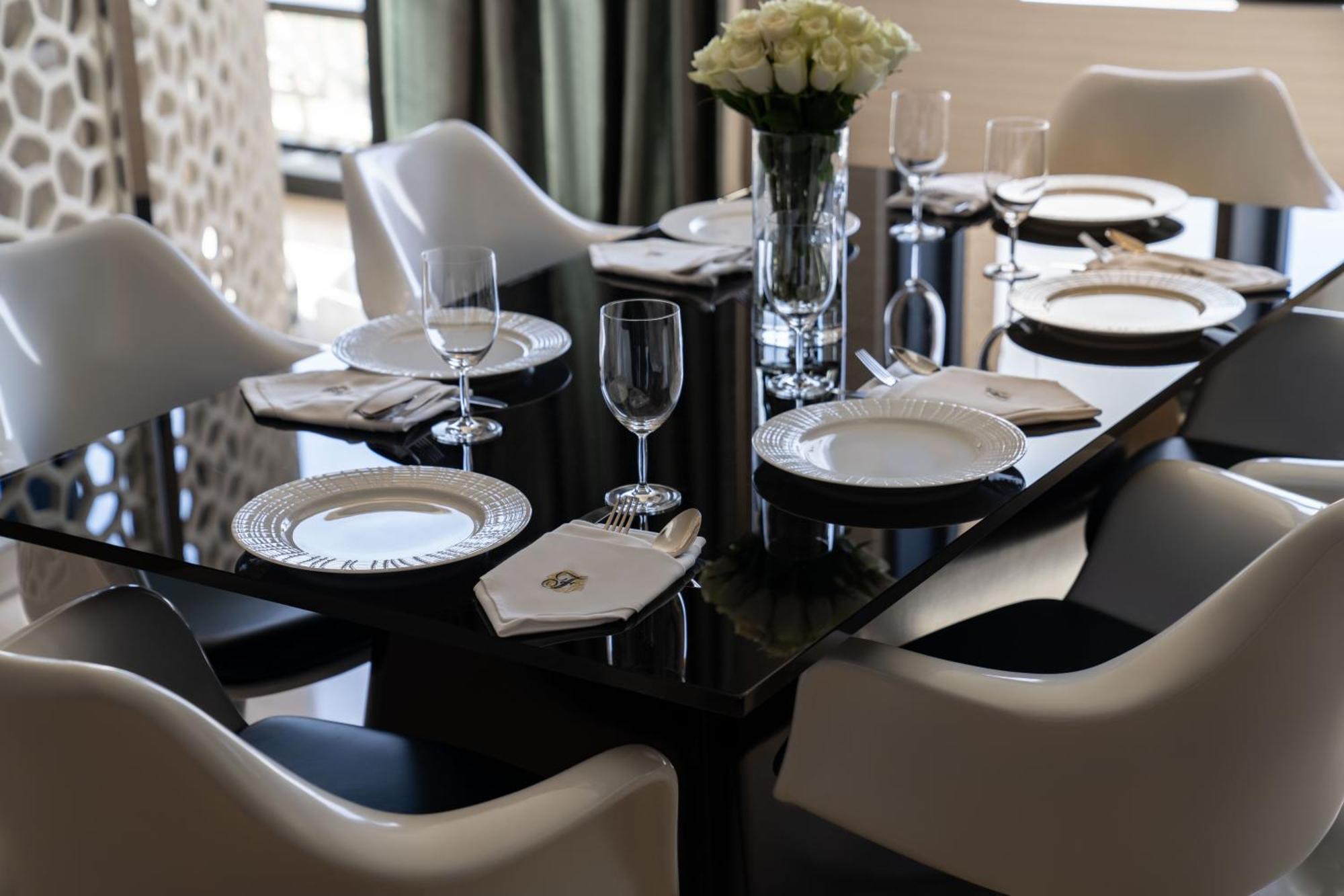 Fairmont Riade Exterior foto A table set for a formal dinner