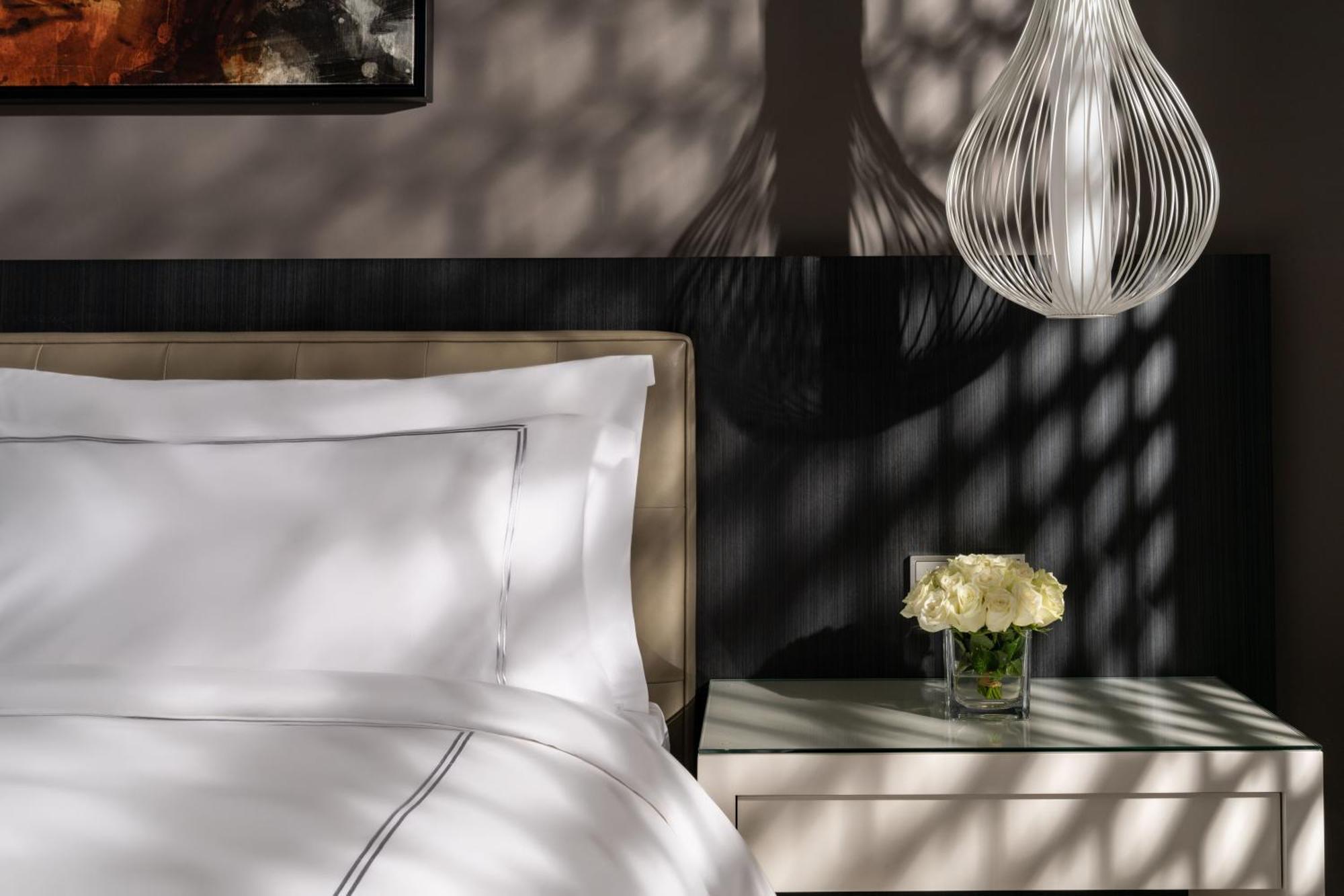 Fairmont Riade Exterior foto A guest room at The St. Regis Dubai
