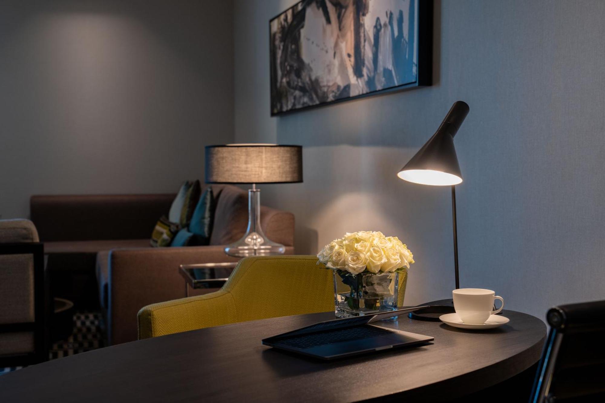Fairmont Riade Exterior foto A table lamp