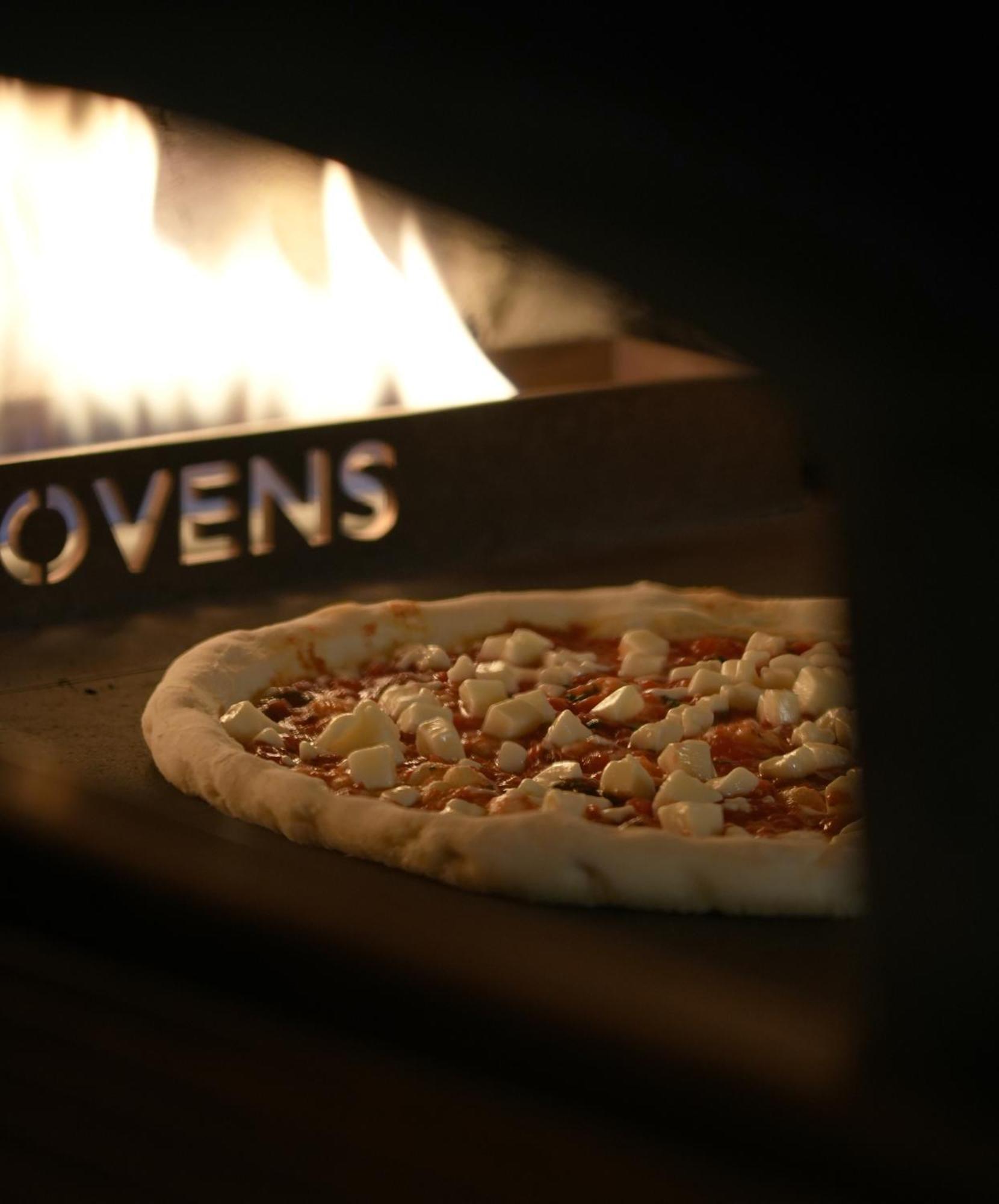 Fairmont Riade Exterior foto A pizza in a wood-fired oven