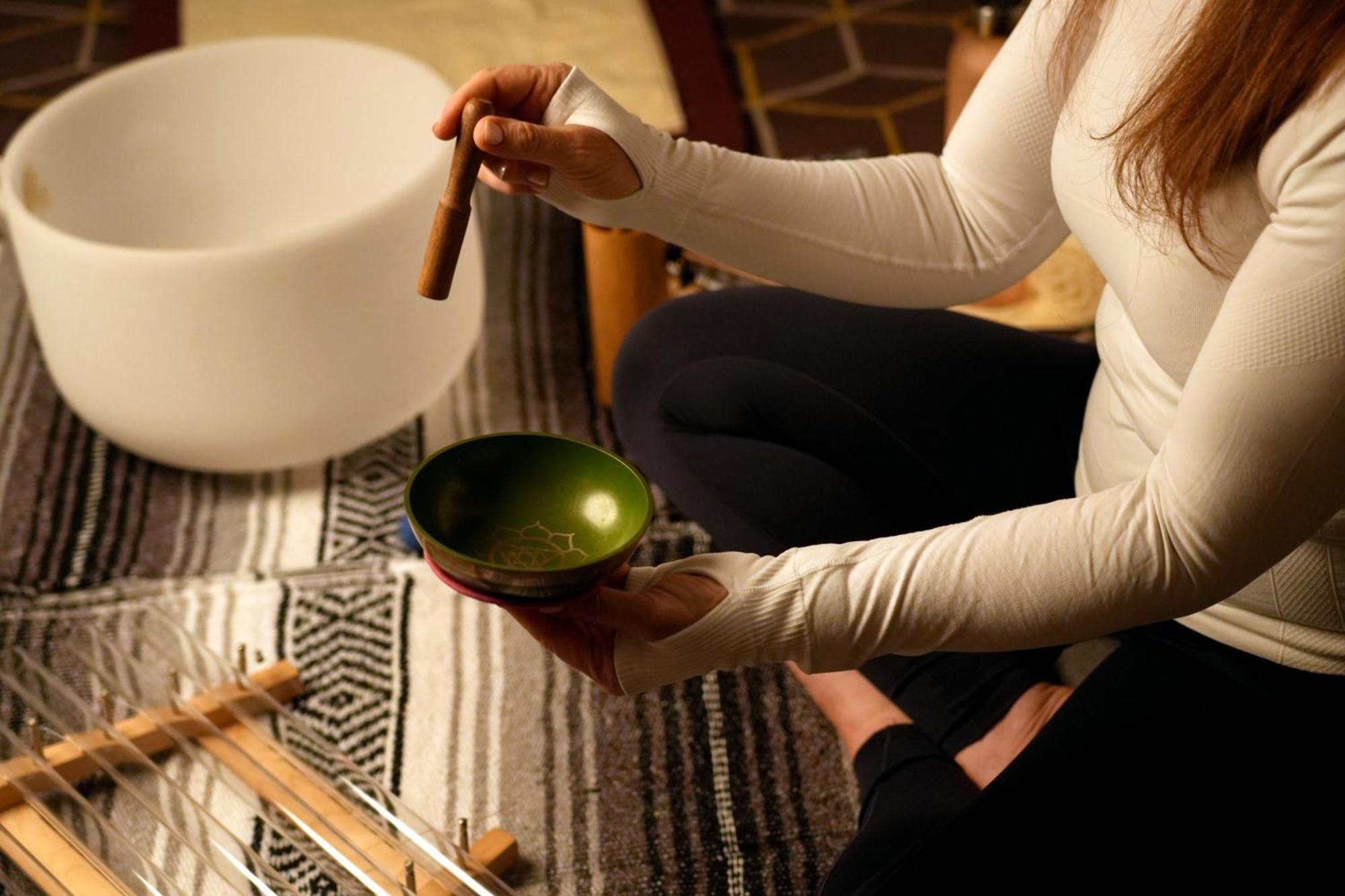 Fairmont Riade Exterior foto A woman playing a singing bowl