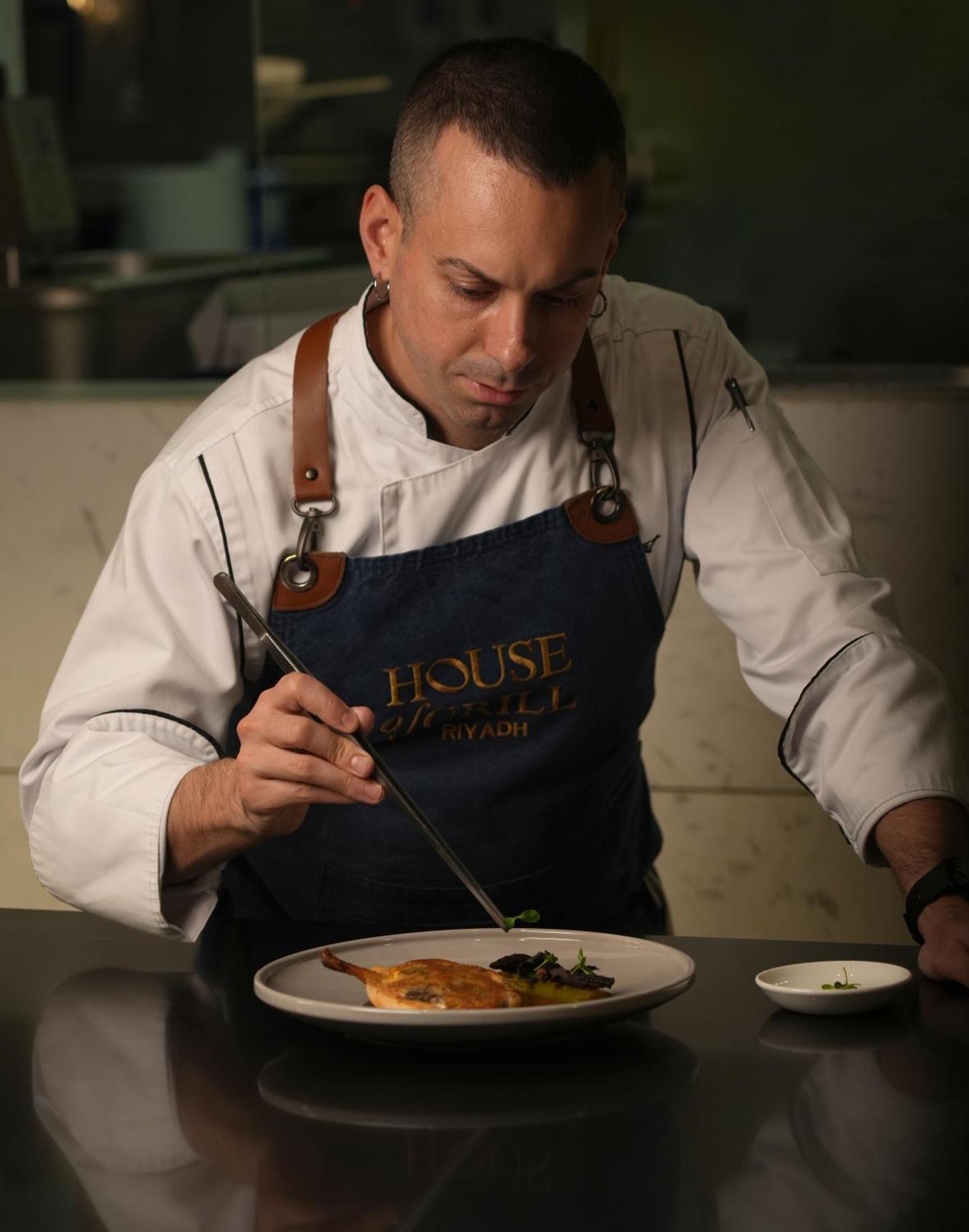 Fairmont Riade Exterior foto A chef preparing a meal