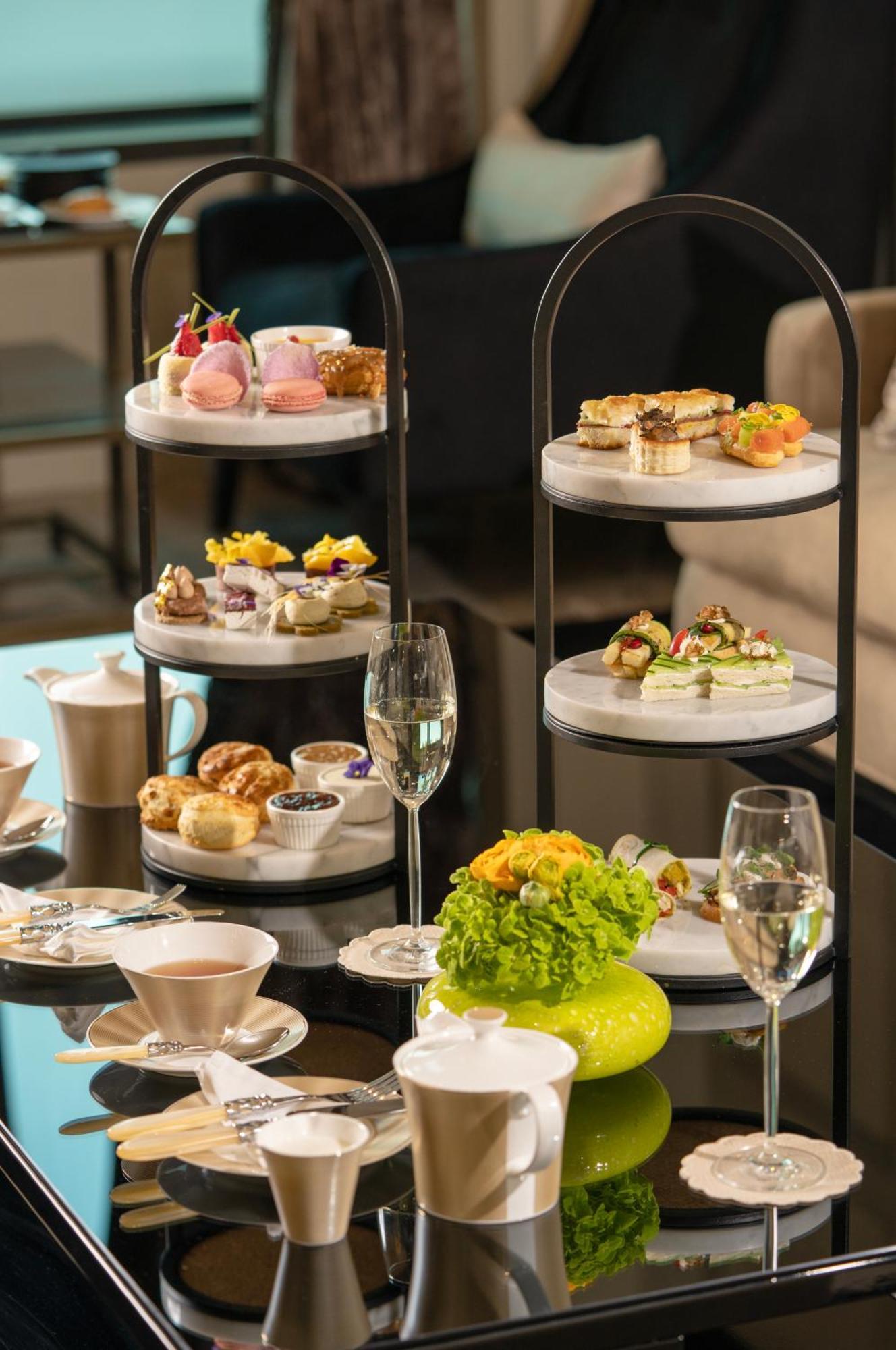 Fairmont Riade Exterior foto Afternoon tea at the Mandarin Oriental, Munich