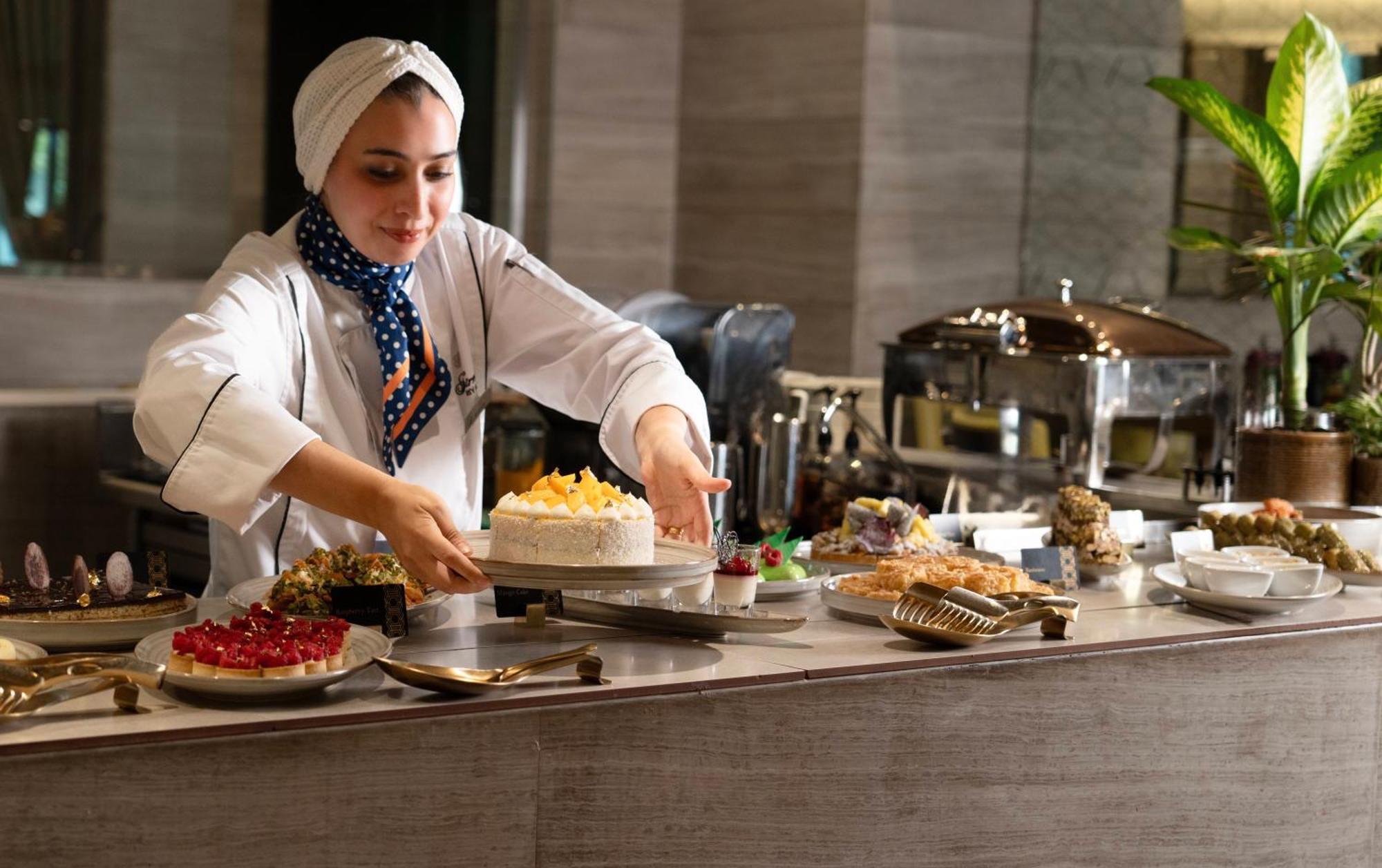 Fairmont Riade Exterior foto A pastry chef at work
