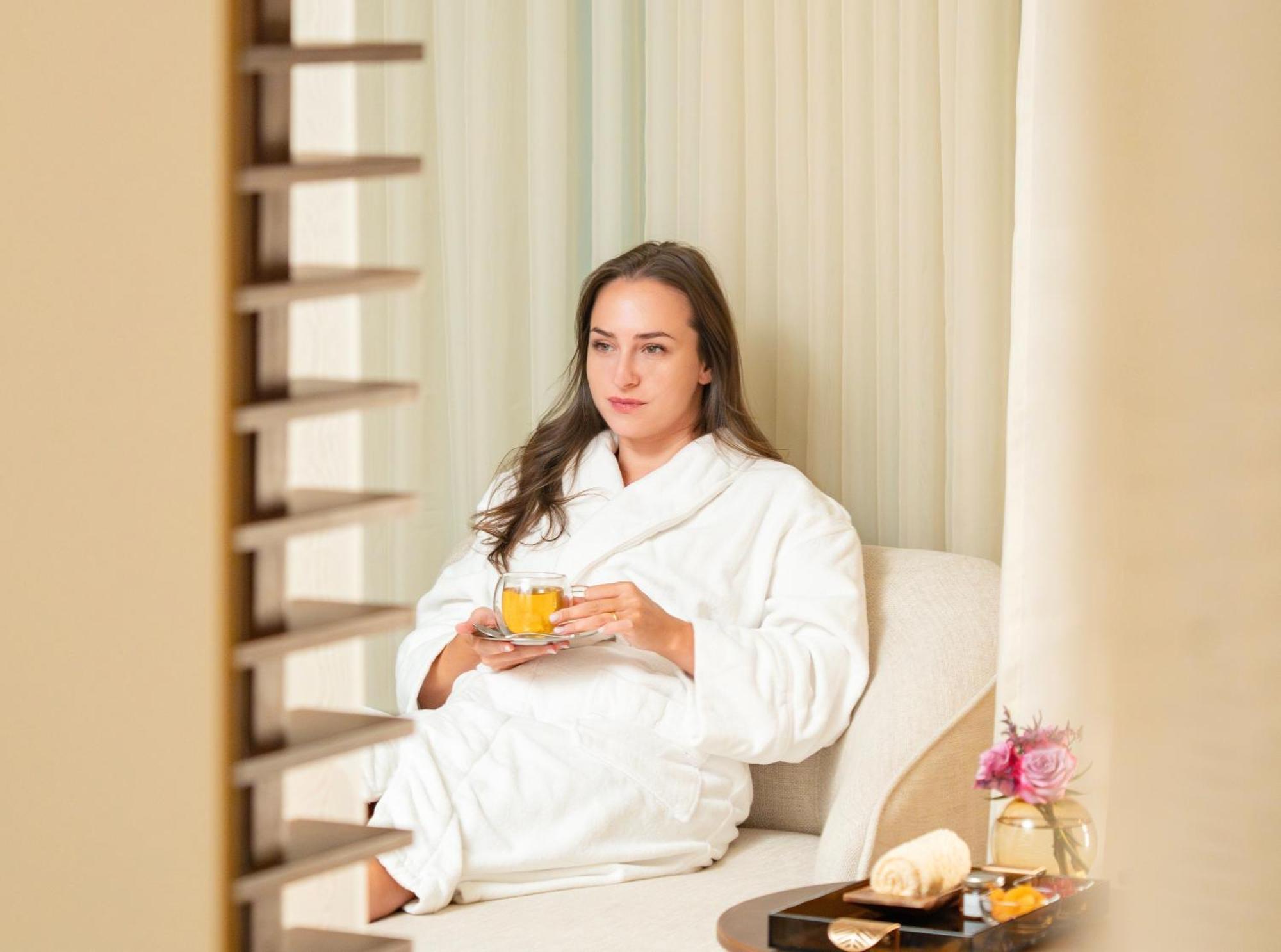 Fairmont Riade Exterior foto A woman wearing a bathrobe