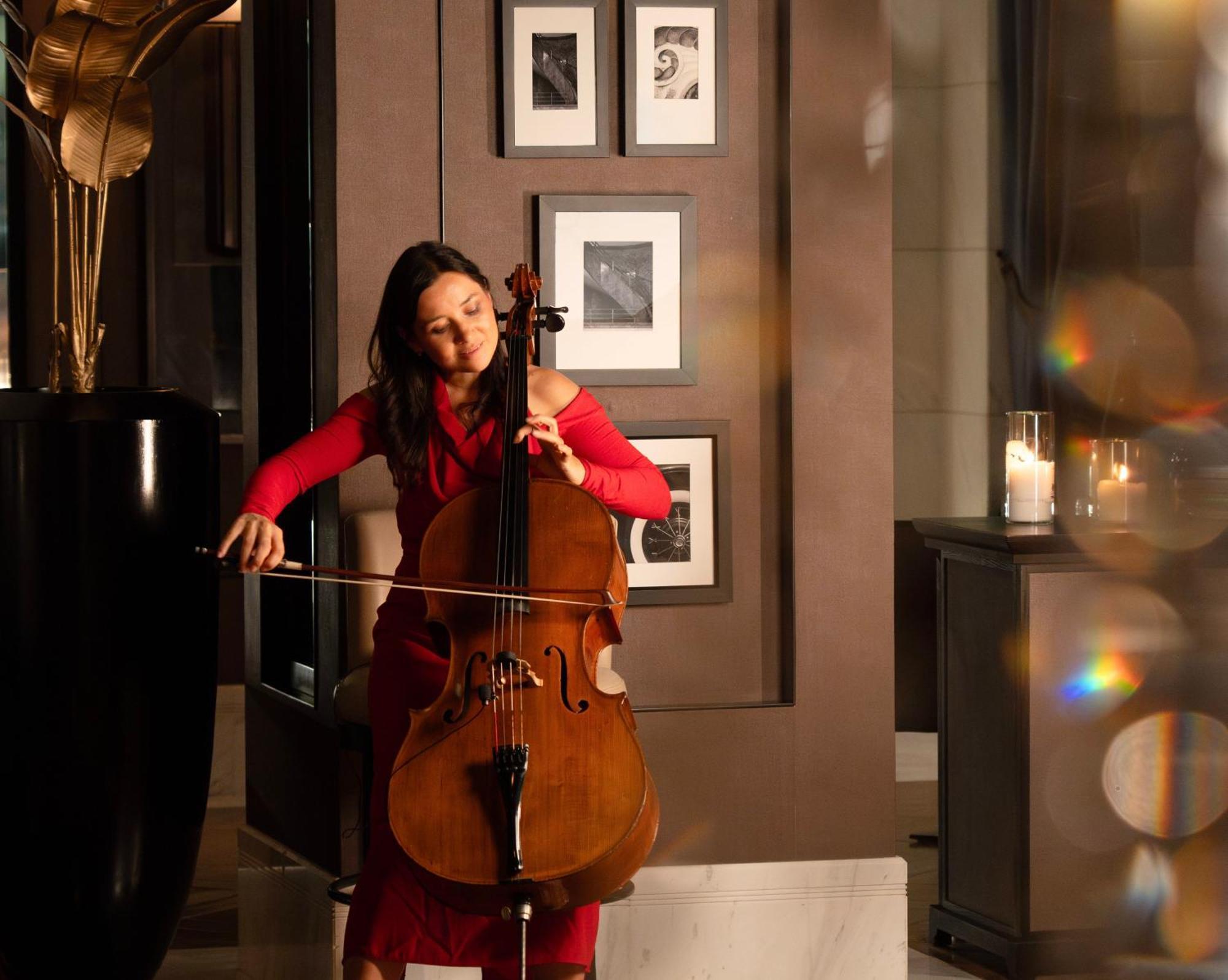 Fairmont Riade Exterior foto Cellist and singer