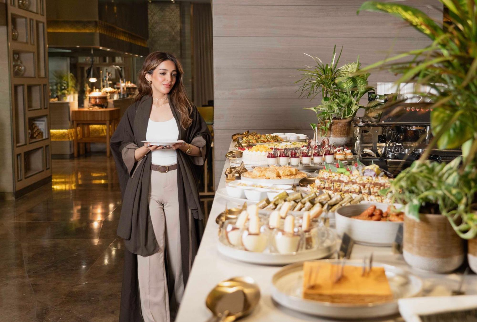 Fairmont Riade Exterior foto A woman wearing an abaya