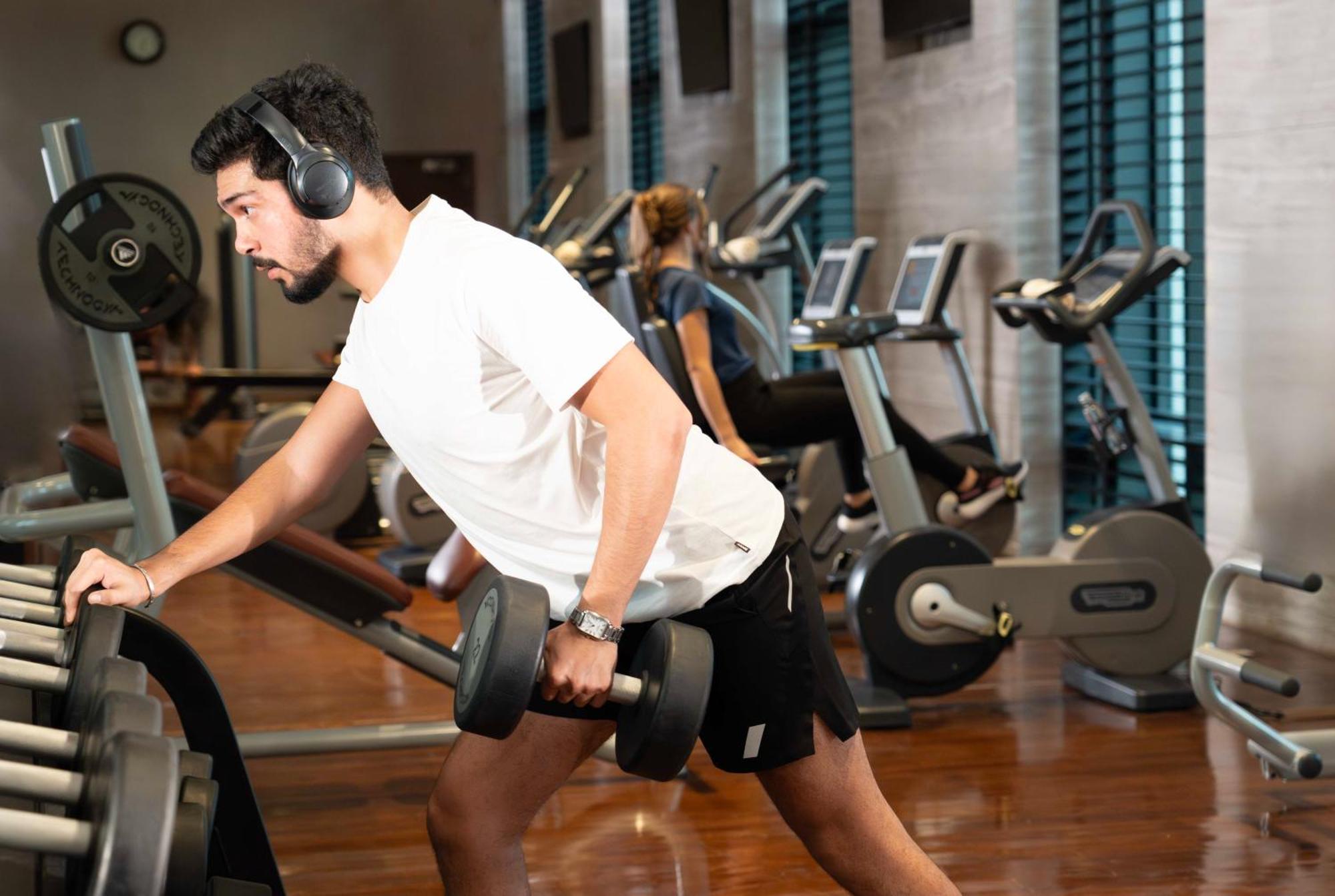 Fairmont Riade Exterior foto A man working out with a barbell